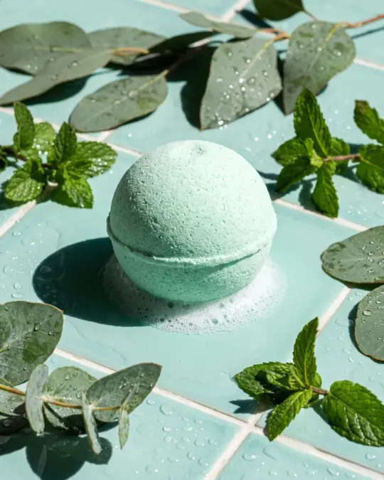Aguacero Bath Bomb, Eucalyptus & Wild Mint, texture close-up