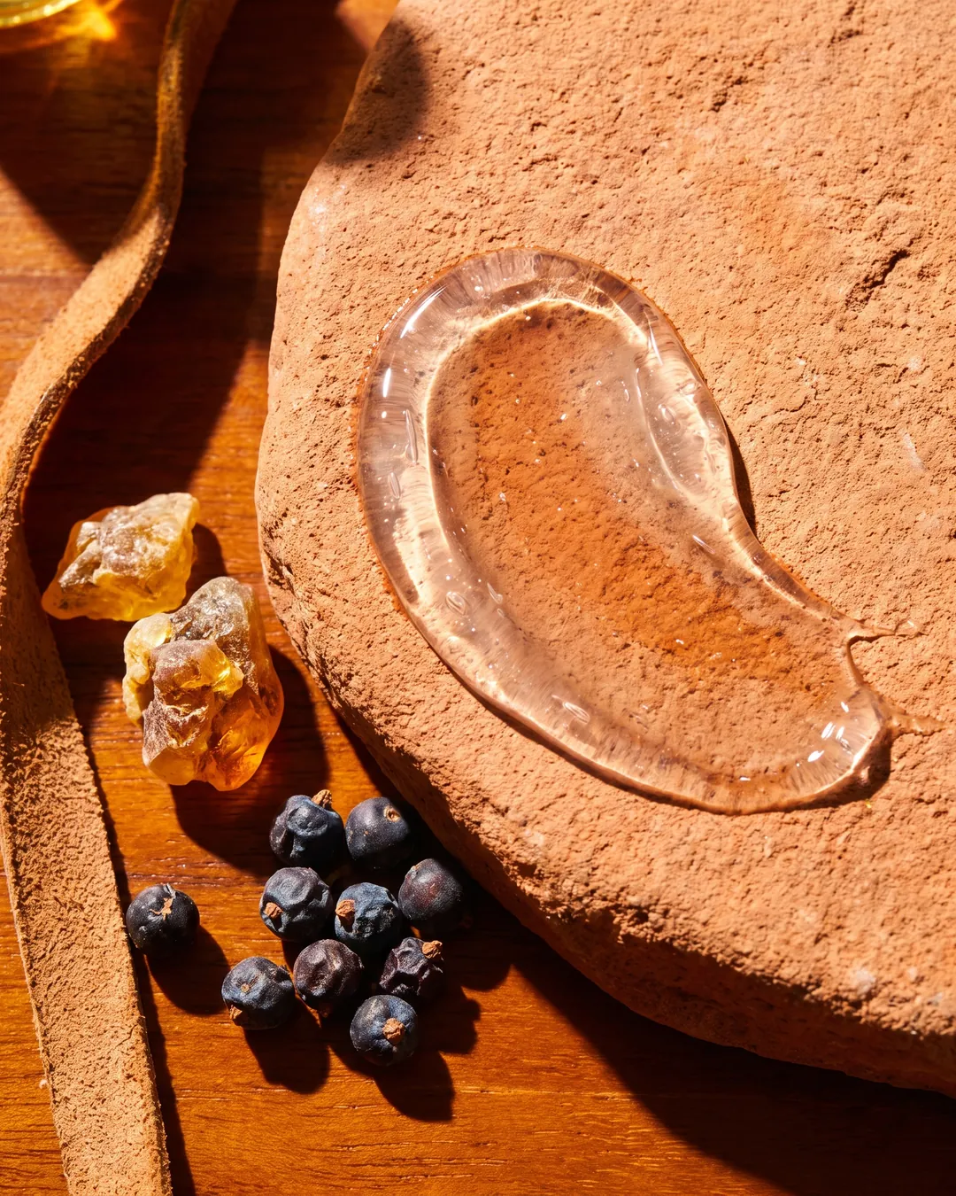 Ambarina Body Serum, Woody Amber & Leather, texture close-up