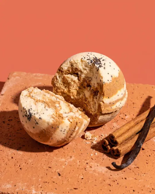 Canelita Bath Bomb, Vanilla & Cinnamon, texture close-up